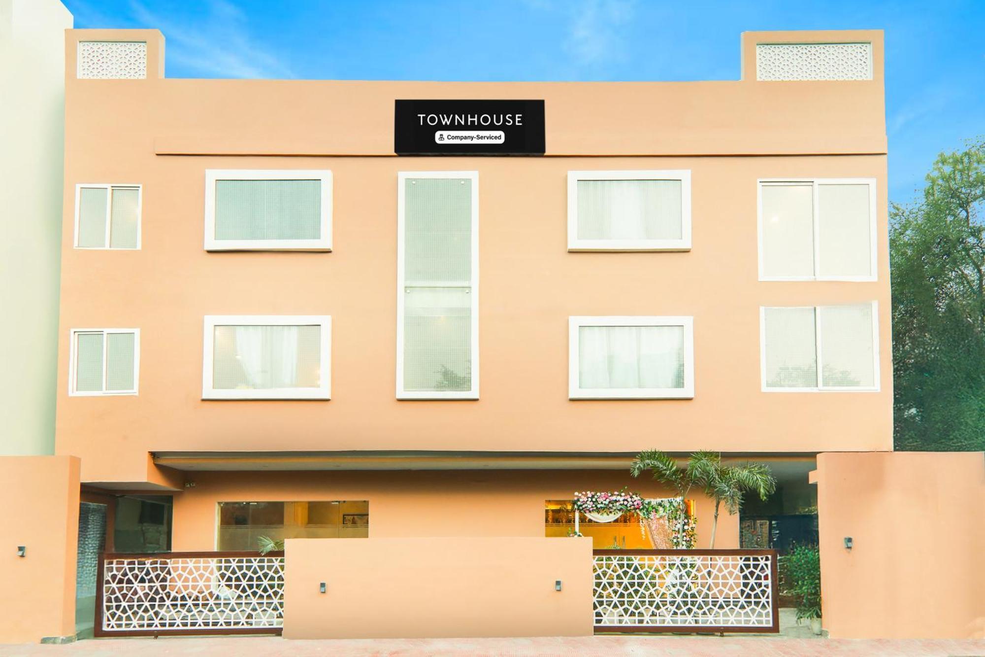 Super Townhouse Viraj Khand Formerly Veridian Inn Chinhat Dış mekan fotoğraf