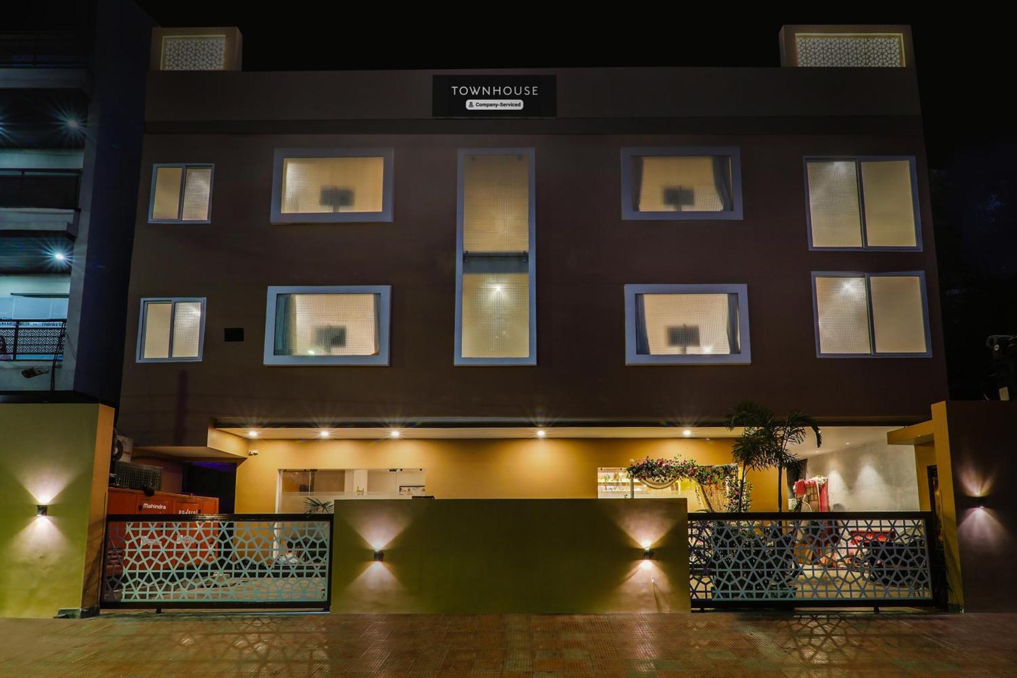 Super Townhouse Viraj Khand Formerly Veridian Inn Chinhat Dış mekan fotoğraf